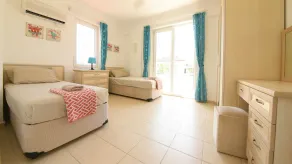 Impresionante Villa Independiente de 3 dormitorios con piscina privada, amplio jardín y WiFi - Image 5