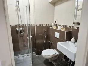 City Center Stays /// Deluxe Apartment - Image 5