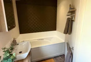 Lillardsedge Luxury Apartment Sleeps 6 with Parking - Image 3