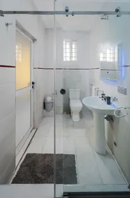 Cozy & Spacious 2BD APT w/QUEENbeds WIFI & Netflix East Legon - Image 2