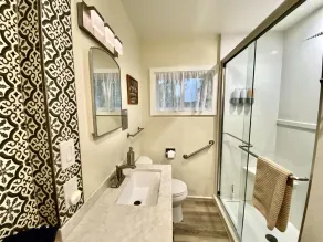 Beautifully Renovated Home near Waco, Baylor University & Magnolia Silos - Image 4