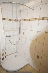 Apartment in a prime location with separate entrance and large terrace. - Image 4