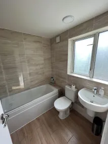 2BD Apt East London Sleeps 7! - Image 3