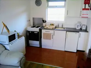 Accommodation for a couple, just a short walk from the beaches and harbour. - Image 5