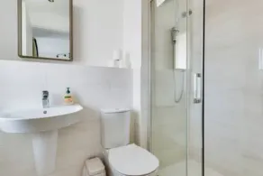 Stylish 4-BR House with 3 Ensuite & Free Parking - Image 4