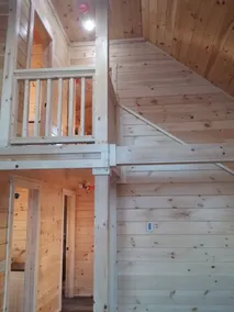 Rustikt moderne bjælkehus med udsigt over søen - Image 4