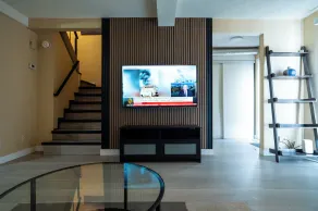 City 2 bedroom townhome with fireplace - Image 4