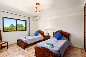 4 bedroom villa with private pool within walking distance to Alporchinhos beach - Image 2