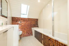 Bumble Barn Eco House - Image 3