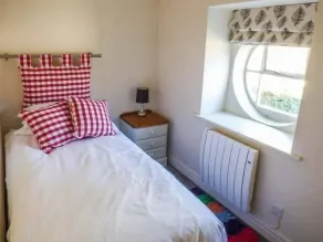 OLD HALL COTTAGE, family friendly, with hot tub in Settle - Image 5