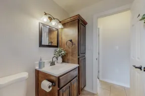 Comfortable 3-bedroom home with spacious backyard - Image 2