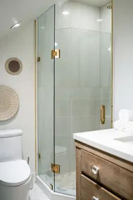 Stunning renovated home 10 min to downtown - Image 5