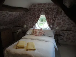 Small converted barn in peaceful village setting. - Image 3