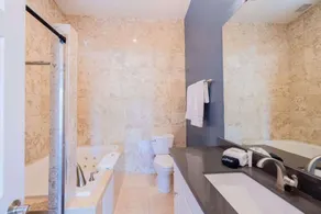 Ny renovering 6 soveværelser 4 bad hjemme. 3 Master Suites med enorme baghave pool !! - Image 3