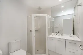 Sleek 2-Bed Apartment in Vibrant Kingston - Image 2