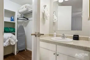 1st Floor Apt Hyde Park Bathtub and Free Parking - Image 4