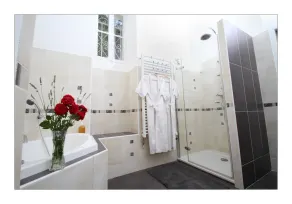 Chopin Luxury Apartments, swimmingpool - Image 3