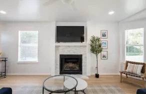 Spacious 2 Bedroom East Riverside Home with Garage and Yard - Image 2