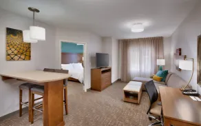 King Suite. Free Breakfast. Pool & Hot Tub. Gym. Great for Business Travelers! - Image 4