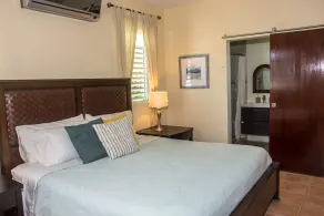Family time, 5 minute walk from main walkway to restaurants and beach! - Image 4