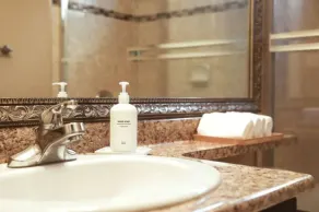 Cozy King Sized Private Entrance Suite 15 min from YVR and self check in - Image 3