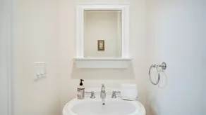 Ny lista: 4000 \"Classic Cedar Home, Airy & Open Escape w / Outdoor Oasis omgiven av Tall Oaks - Image 5