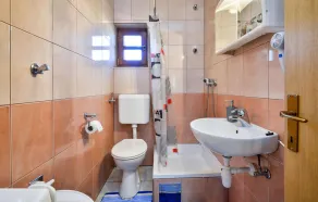 Lovely Home In Vrhi Vinagorski - Image 5