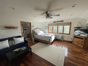 Cute waterfront apartment -- 8 min from the beach! - Image 3