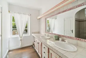 Villa Pieds dans l'eau with private sandy beach on the Gulf of Saint Tropez - Image 5