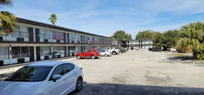 Paramount Lakeside Inn & Suites - Image 3