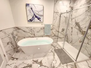 NEW Modern & Luxe 5BDR House. Sleep 14. Downtown 5min away - Image 4