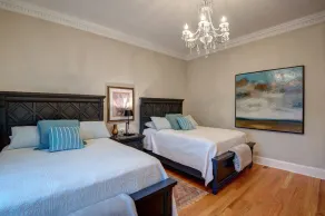 Newly renovated pet friendly five bedroom property! Walk to village! - Image 5