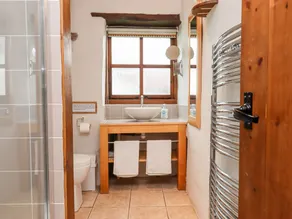 TWO SHOES COTTAGE, pet friendly, with open fire in Sourton Down - Image 5