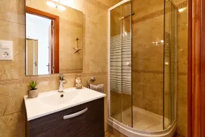 Beautiful and spacious house in the center 50 meters from the beach - Image 3