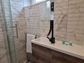 Beautiful 3 Bed Apartment in Central Location - 2mins from Station - Image 2