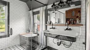 Farmhouse at Leeds by Avantstay Walled Garden + Soaking Tub + Private Barn Near Hudson - Image 4