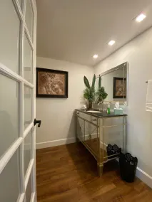 Luxurious, Spacious 4 Br, 2.5 Ba Residence in Unbeatable Downtown Location - Image 5