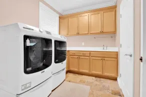 Brentwood Posh 5-Bedroom w/steam shower near hwy - Image 2