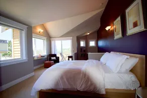 Elegant, airy and bright with vivid views over ship canal, Fremont and beyond. - Image 4