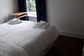 Grand 4-bed Quasi Semi House in Manchester - Image 2