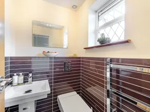 6 Bed House - Sleeps 11 - Pets - Garden - Parking - Image 3