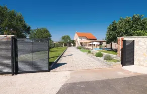Five-Bedroom Holiday Home In Gorica - Image 5