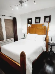 Comfortable and conveniently located. - Image 4