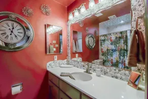 Relaxing, comfortable home for entertaining or enjoying the view - Image 4