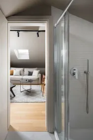 Modern apartment with hot tub - Image 2