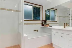 Byron Bay Hinterland Treasure - Image 4