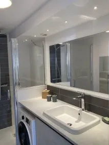 Bright apartment overlooking the port and close to shops - Image 4