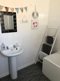 Dog friendly cottage, town centre, close to the beach, WI-FI & parking included. - Image 4