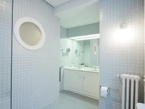 Beautiful 2 bedroom flat in elegant building in Chamberí - Image 5