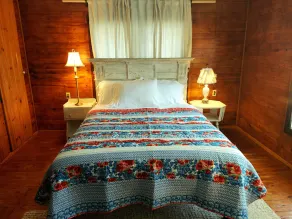 <br>1940's Farmhouse Cottage --Hot Tub! Wi-Fi! No Cleaning Fees!<br> - Image 4